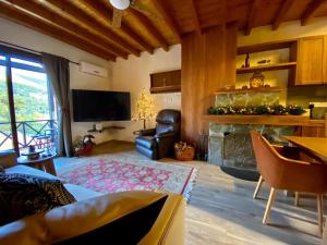 Posezení v ubytování Cozy mountain apartment in Platres