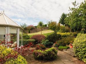 A garden outside Vicarsford lodge Guest House 