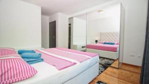 Postel nebo postele na pokoji v ubytování Guesthouse Esma