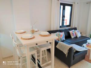 Ático Galileo في لا يينا دي لا كونسيبسيون: غرفة معيشة مع طاولة بيضاء وأريكة
