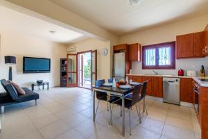 Η κουζίνα ή μικρή κουζίνα στο Villa Alexey