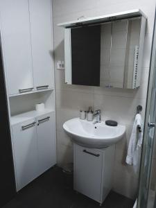 亞霍里納的住宿－Apartment U 154 - Aparthotel Vučko，白色的浴室设有水槽和镜子