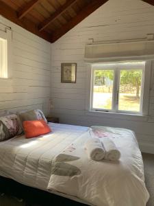 Tempat tidur dalam kamar di Paratu Farm Cottage in a quiet rural setting.