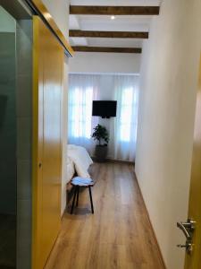 um quarto com uma cama e uma cadeira num quarto em Foleza - Bed and breakfast em Vlorë