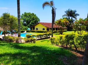 a yard with a house and a swimming pool at Casa de Campo Lazer Completo Paraíso de Reservas Naturais em Sp in Ibiúna