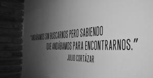 una pared con escritura en un lado de una pared en Hotel Antiguo Camino en Villa General Belgrano