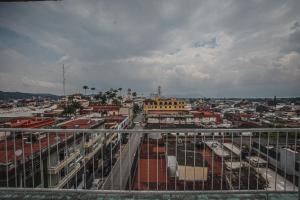 - une vue sur la ville depuis le haut d'un bâtiment dans l'établissement Hotel Palacio, à Córdoba