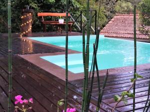 ein Pool mit einem Tisch und einem Stuhl daneben in der Unterkunft Alma & Lola in Sierra de los Padres