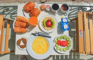 Opcje śniadaniowe w obiekcie Kmt Hostel
