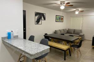 坎昆Departamento Dream Lagoons Cancún的客厅里有一张桌子和一张沙发