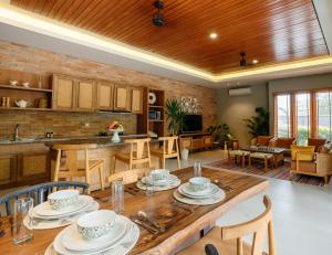 eine Küche und ein Wohnzimmer mit Tisch und Stühlen in der Unterkunft Villa Daun Canggu by Premier Hospitality Asia in Canggu