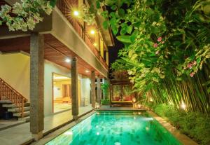 - une piscine au milieu d'une maison dans l'établissement Villa Daun 1 Canggu by Premier Hospitality Asia, à Canggu