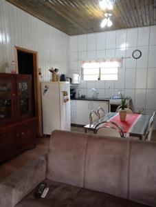 uma sala de estar com um sofá e uma cozinha em Sítio Elias em Lauro Müller