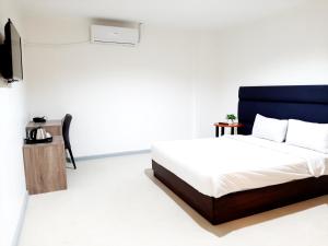 Un pat sau paturi într-o cameră la Anex Hotel near US Embassy