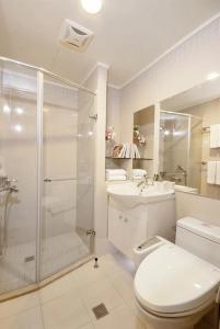 y baño con ducha, aseo y lavamanos. en Guide Hotel Taipei NTU, en Taipéi