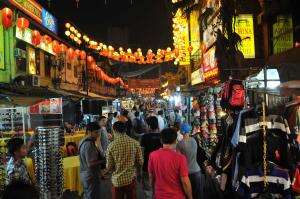 Eine Menschenmenge, die nachts durch einen Markt geht in der Unterkunft Hotel China Town 2 in Kuala Lumpur