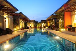 בריכת השחייה שנמצאת ב-Phu NaNa Boutique Hotel - SHA Plus או באזור