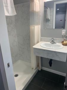 La salle de bains est pourvue d'un lavabo et d'une douche. dans l'établissement Colusa Motel, à Colusa