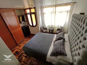 um quarto com uma cama e uma grande janela em Casita Libertad Chorrillos em Lima