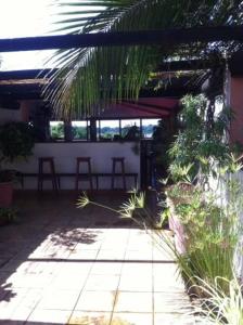 patio z krzesłami i stołkami w domu w obiekcie La Residence w mieście Mamoudzou