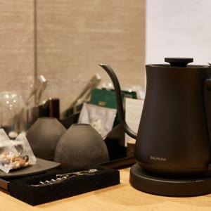 Příslušenství pro přípravu čaje a kávy v ubytování KAMAKURA Hotel