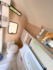 een kleine badkamer met een toilet en een wastafel bij Nung Ni Bang Khon Thi Resort in Amphawa
