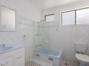 Koupelna v ubytování The Norburn, 3 Norburn Avenue - aircon, wifi, boat parking, close to water & clubs + 17 fotografií