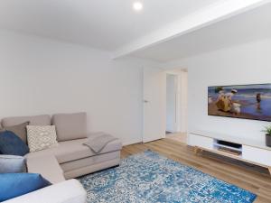 TV a/nebo společenská místnost v ubytování The Norburn, 3 Norburn Avenue - aircon, wifi, boat parking, close to water & clubs