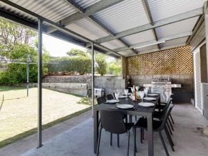 Patio nebo venkovní prostory v ubytování The Norburn, 3 Norburn Avenue - aircon, wifi, boat parking, close to water & clubs