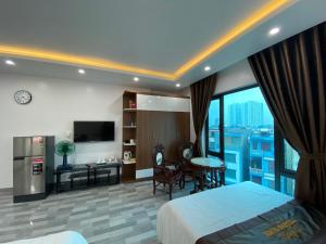 Habitación de hotel con cama, escritorio y cocina en Trường Sinh Hotel, en Hai Phong