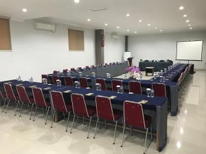a conference room with a long table and chairs at Hotel Arisu in Serang