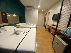 Postel nebo postele na pokoji v ubytování Smile Hotel Selayang Point