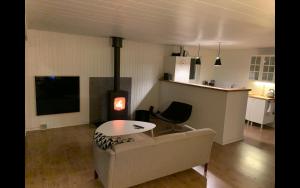 Kuchyň nebo kuchyňský kout v ubytování Dejlig sommerhus 150m fra privat strand
