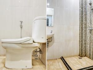 W łazience znajduje się toaleta, umywalka i prysznic. w obiekcie RedDoorz Syariah near Q-Mall Banjarbaru w mieście Martapura