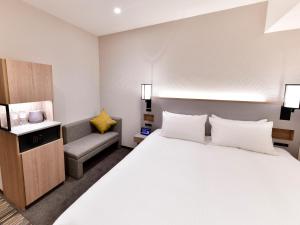 Postel nebo postele na pokoji v ubytování Asakusa Tobu Hotel
