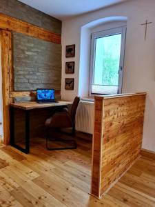 um quarto com uma secretária e um computador portátil. em wohnung-nummer-3 em Pielenhofen