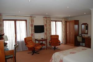 TV a/nebo společenská místnost v ubytování The Priory Hotel