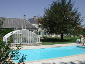 Bazén v ubytování Chateau de la Rue nebo v jeho okolí