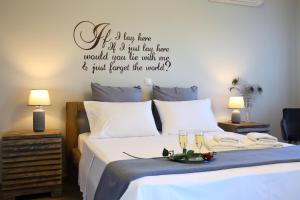 Un dormitorio con una cama con un cartel que diga si me acuesto aquí en Alea Resort Villas, en Lefkada