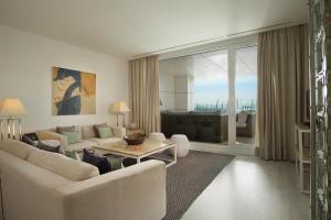 a living room with a couch and a table at Suites Puerto Sherry in El Puerto de Santa María