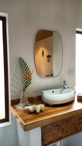La salle de bains est pourvue d'un lavabo et d'un miroir. dans l'établissement Valerie Lodge, à San Vicente