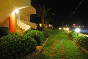 Vonkajšia záhrada v ubytovaní Ermioni Hotel