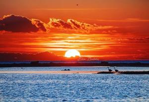 ポルト・チェザーレオにあるB&B La Streaの夕日を眺めながらのビーチでの夕日