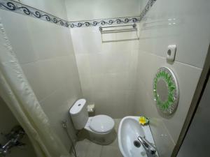 Et badeværelse på Suwardika Homestay & Dormitory