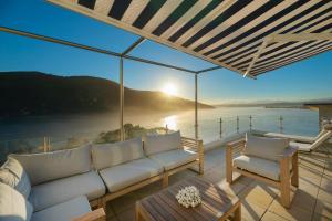 uma sala de estar com um sofá e vista para o oceano em Beacon House em Knysna