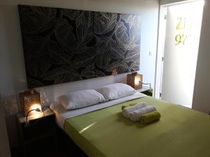 um quarto com duas toalhas numa cama em Villa Eden Rock em Schœlcher