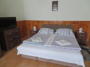 A bed or beds in a room at Csányi vendégház