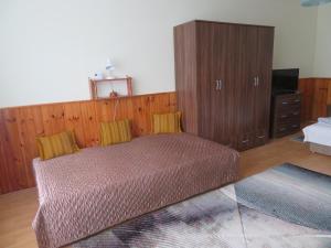 A bed or beds in a room at Csányi vendégház
