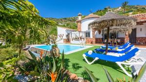 een afbeelding van een villa met zwembad bij Villa Las Palmeras Torrox by Ruralidays in Torrox
