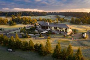 - une vue aérienne sur un complexe avec un grand bâtiment dans l'établissement Hotel International, à Veľká Lomnica